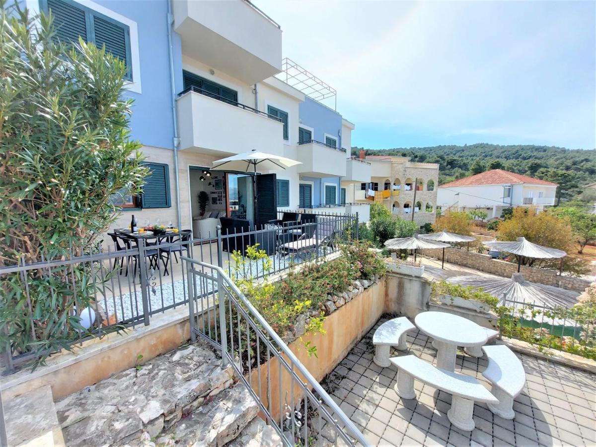Apartment Livia Slatine Exterior photo