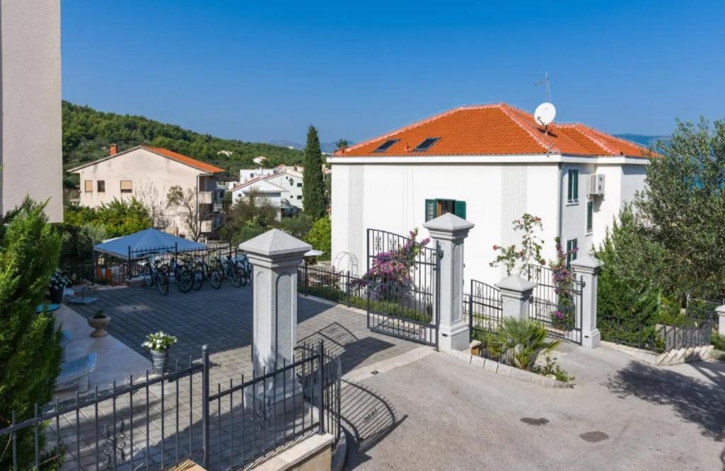 Apartment Livia Slatine Exterior photo